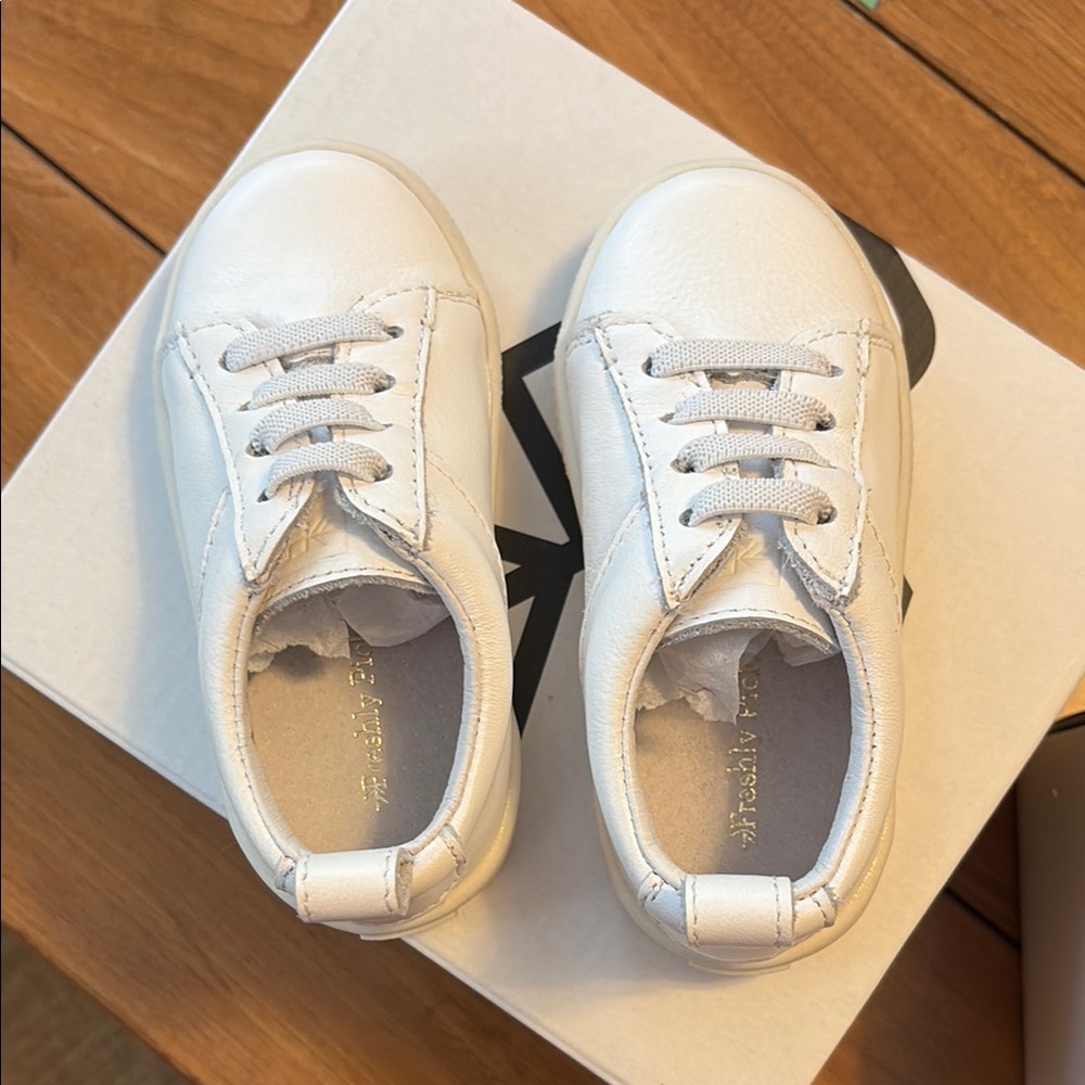 Freshly Picked Classic Sneaker II White Size 5 Brand New NIB